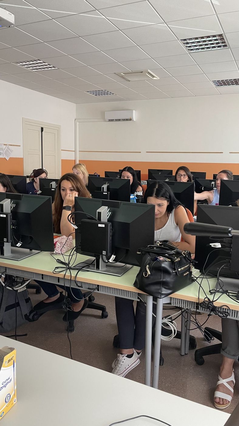 Partecipanti al Laboratorio di Comunicazione Digitale con Alessandra Conte, aula computer
