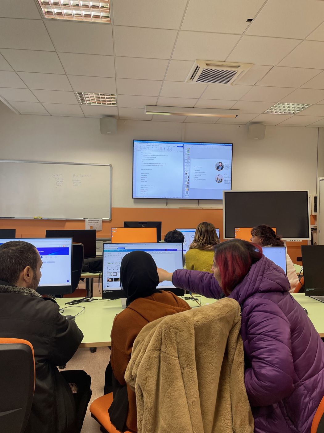Gruppo di professionisti durante il corso di comunicazione digitale con Alessandra Conte