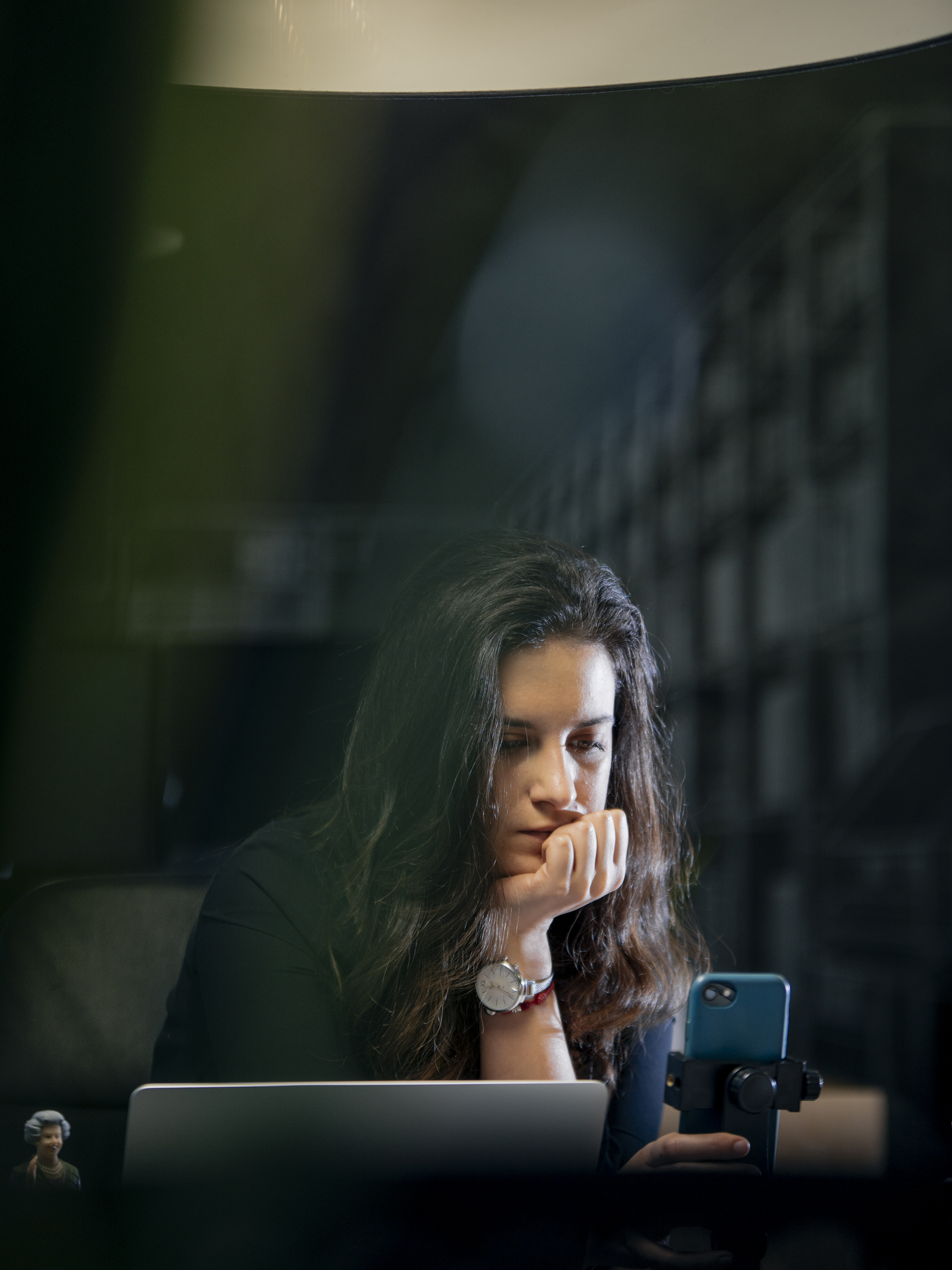 Alessandra Conte al lavoro tra laptop e smartphone durante la creazione di contenuti social
