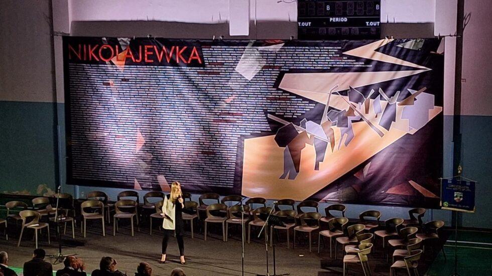 Progettazione Grafica fondale in memoria della battaglia di Nikolajewka | Giavera del Montello | Veneto | Alessandra Conte Graphic Designer